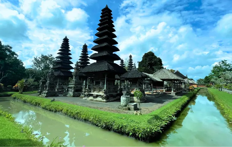 Ayun Taman Tempel von einem Wassergraben umgeben und Blick auf 5 Pagoden mit hohen Türmen