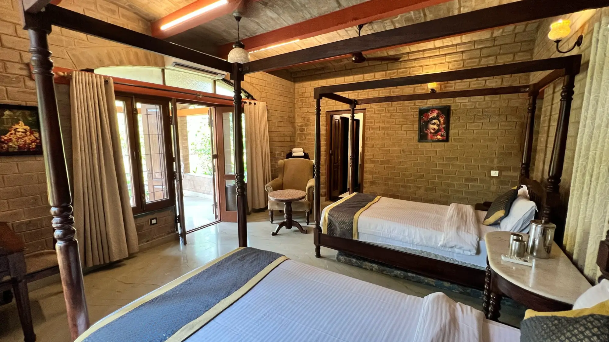 Blick in das Zweibettzimmer des Govardhan Ecovillage