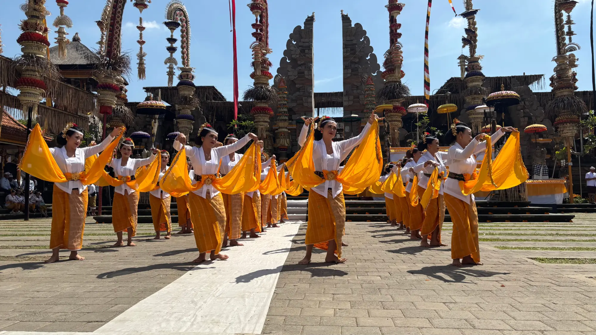Balinesische Frauen Tanzen vor einem Tempel
