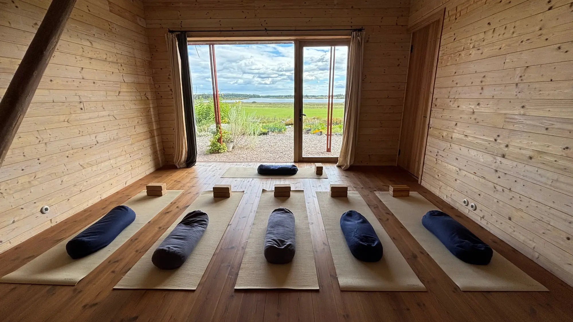 Blick aus der Yoga Shala auf den See