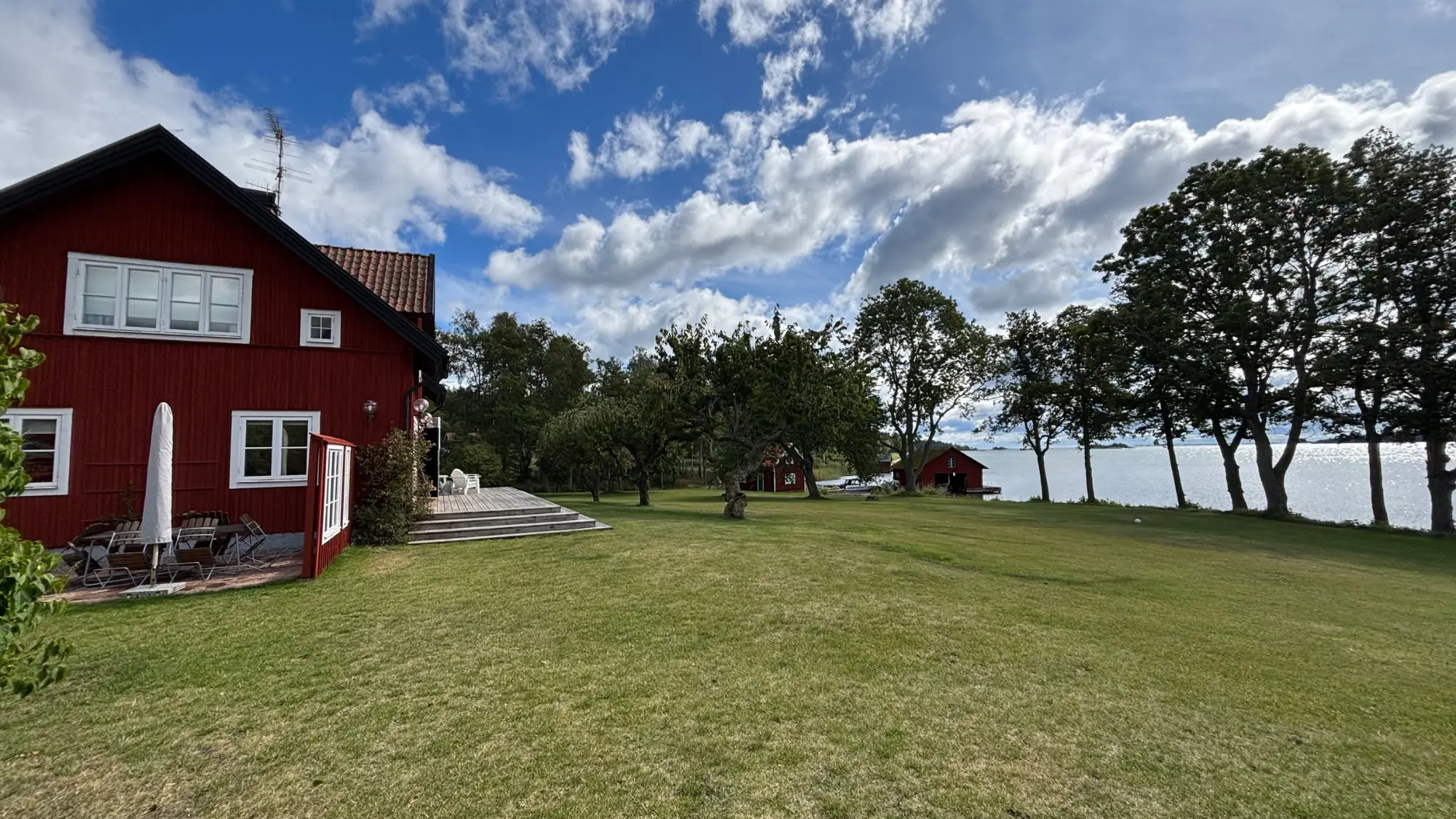 Rotes Schweden Haus steht an einem See