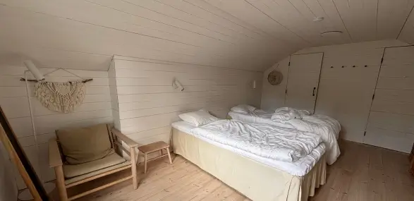 Helles Doppelzimmer im Schwedenstil mit Twin-Betten und einem Stuhl