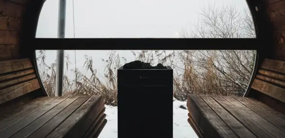 Wunderschöne Holzsauna mit Blick auf den See während des Big 5 for Life Retreats.