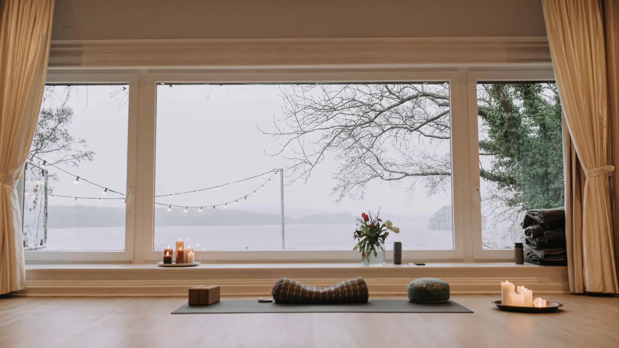 Yoga Shala mit Holzfußboden und Seeblick während unseres Big 5 Yoga Retreats.