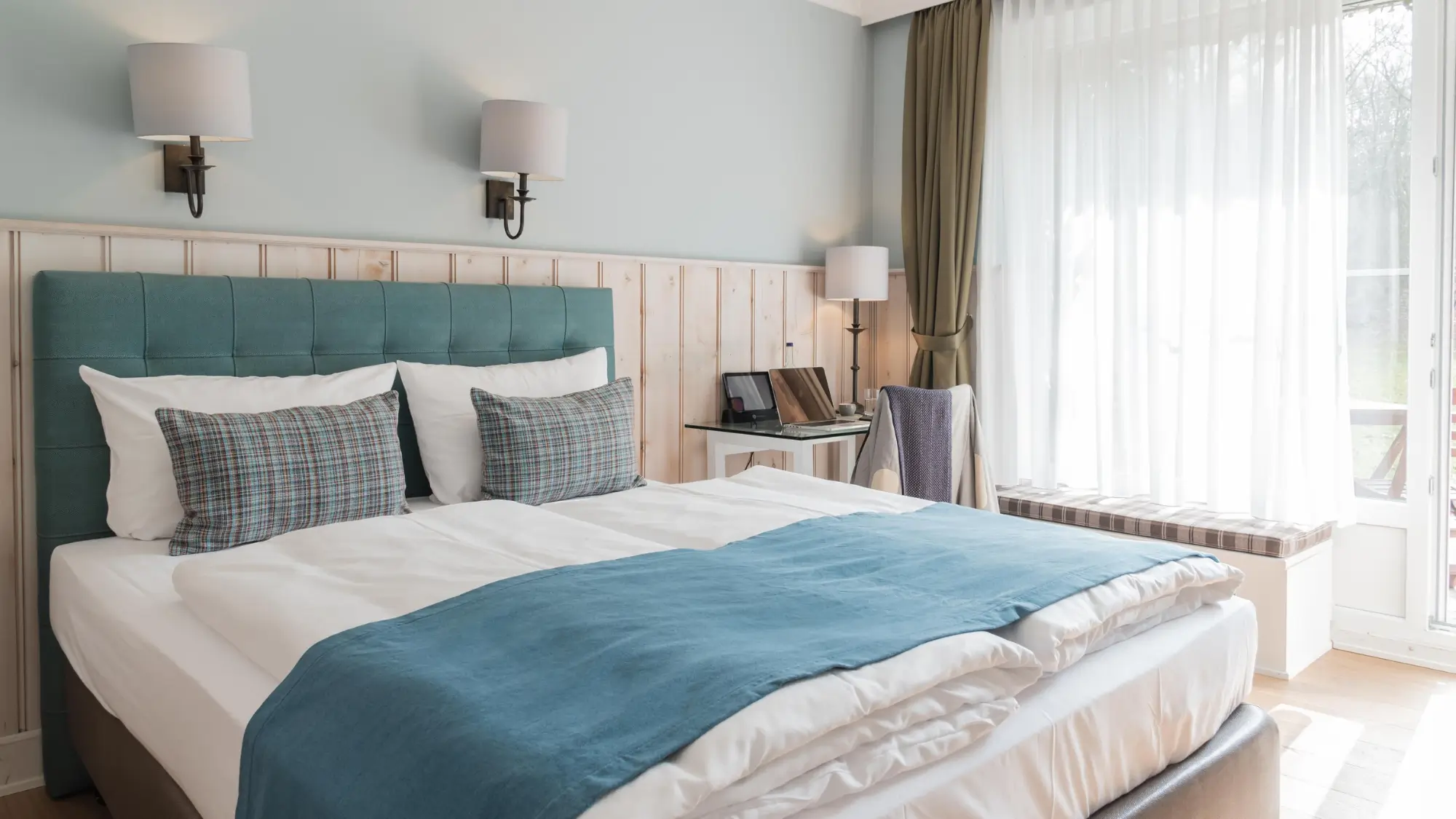 Gemütliches Zimmer im Seehotel Töpferhaus, wo unser Big 5 Yoga Retreat stattfindet.