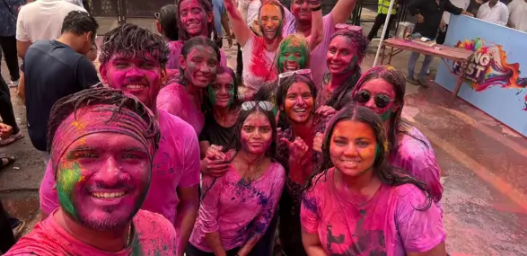 Holi Fest Mumbai feiernde Menschen
