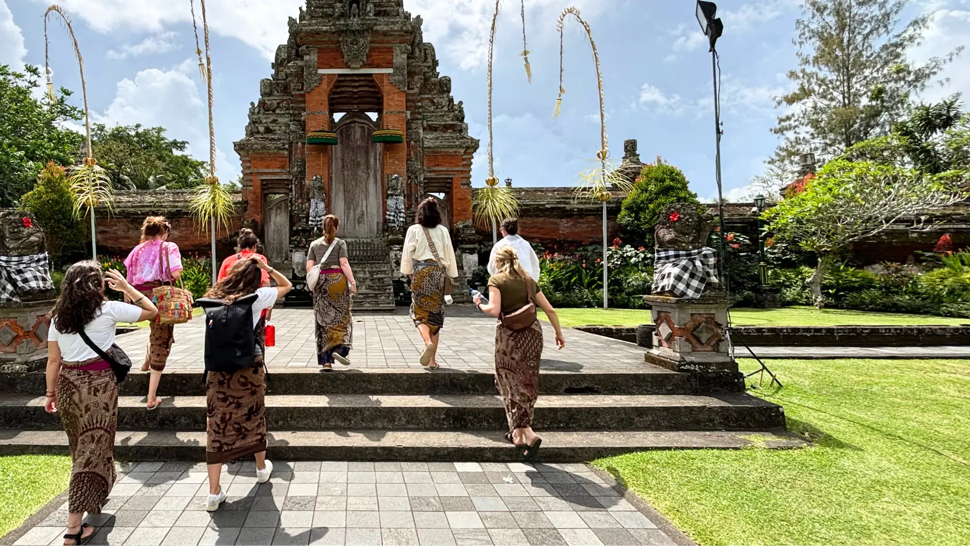 Kleine Gruppe beim Besuch eines Tempels beim Yoga Retreat auf Bali