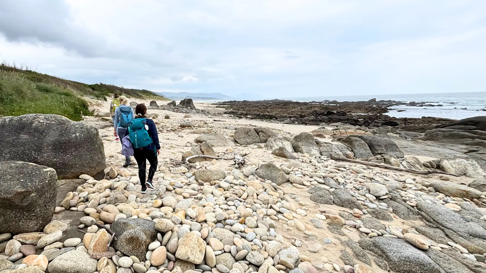 Teilnehmerinnen laufen beim Yoga Retreat Jakobsweg Portugal am Meer entlang