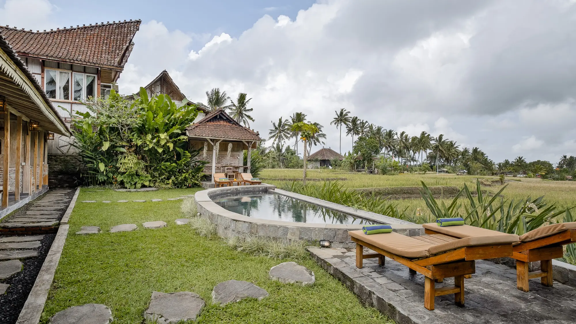 Yoga Retreat Bali Location mitten im Reisfeld