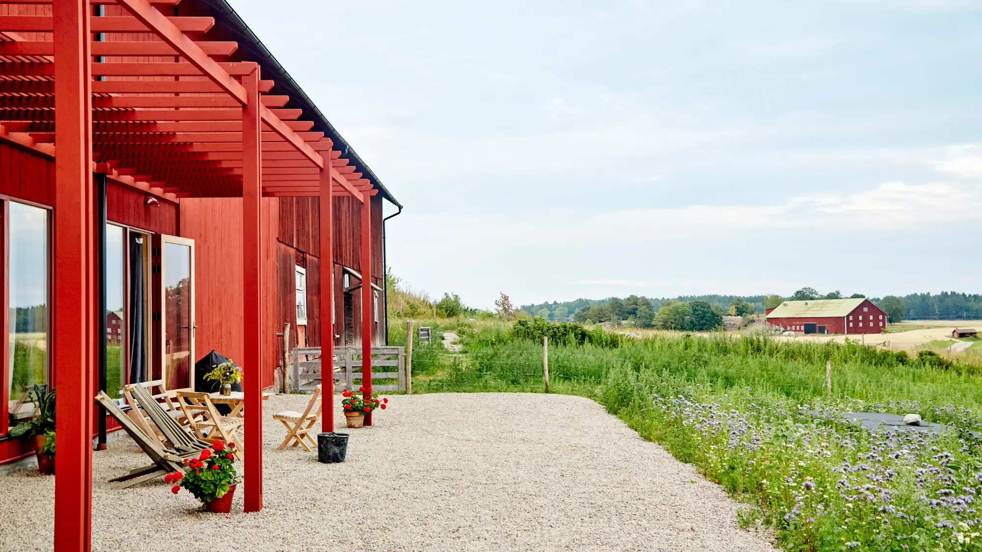 Yoga Retreat Location rotes Schwedenhaus in der Natur