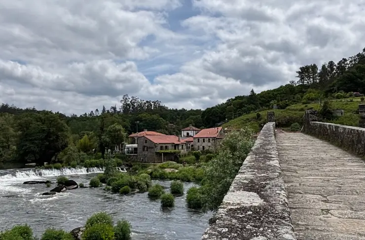 Camino Fisterra Wanderung entlang Galiziens über eine Steinbrücke