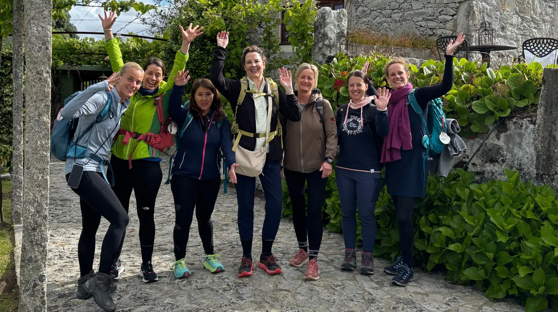 Jakobsweg Yoga Retreat vor der ersten Etappe winkt die Rretreatgruppe unter Weinreben in die Kamera
