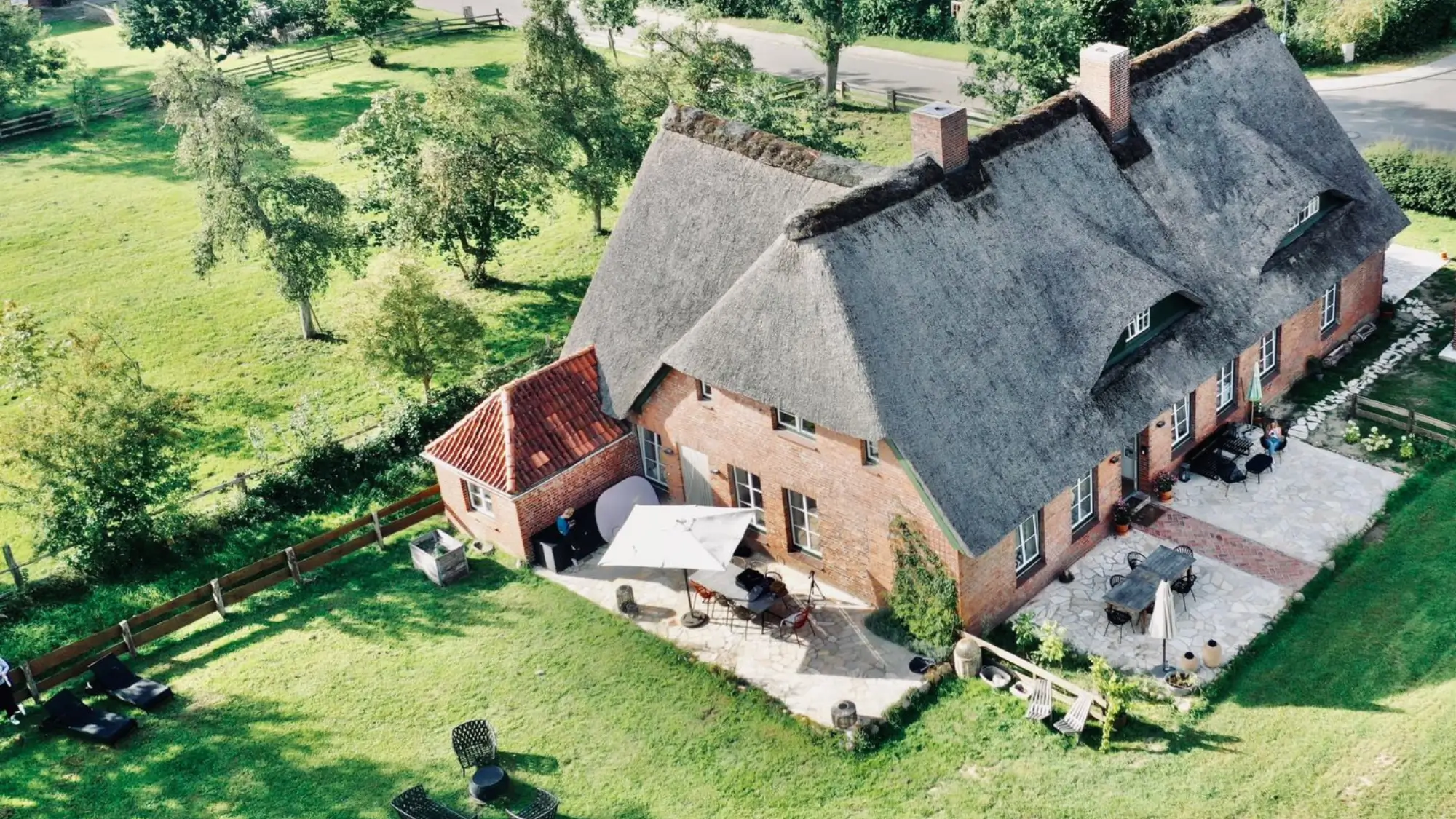The Betterheim Yoga Retreat Deutschland Location ist ein Reetdachhaus im Dorf Kittlitz bei Ratzeburg