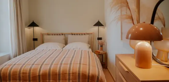The Betterheim Schlafzimmer orange mit Blick ins Grüne