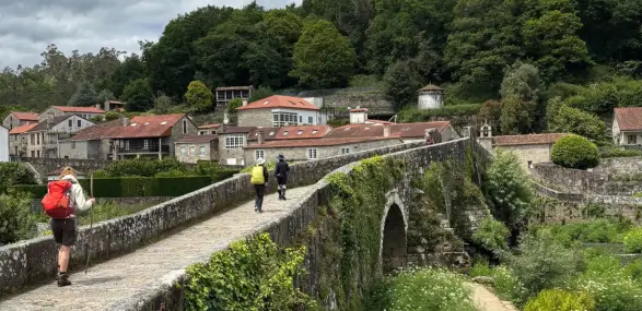 Wanderung Santiago nach Negreira vorbei am Wasserfall auf großer Brücke