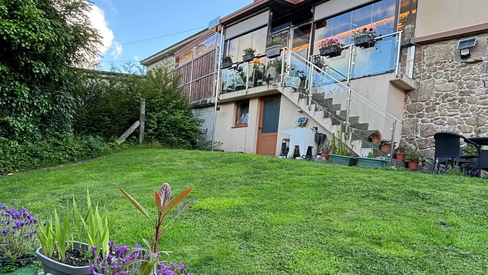 Yoga Retreat Jakobsweg Fisterra Yoga Shala im Garten